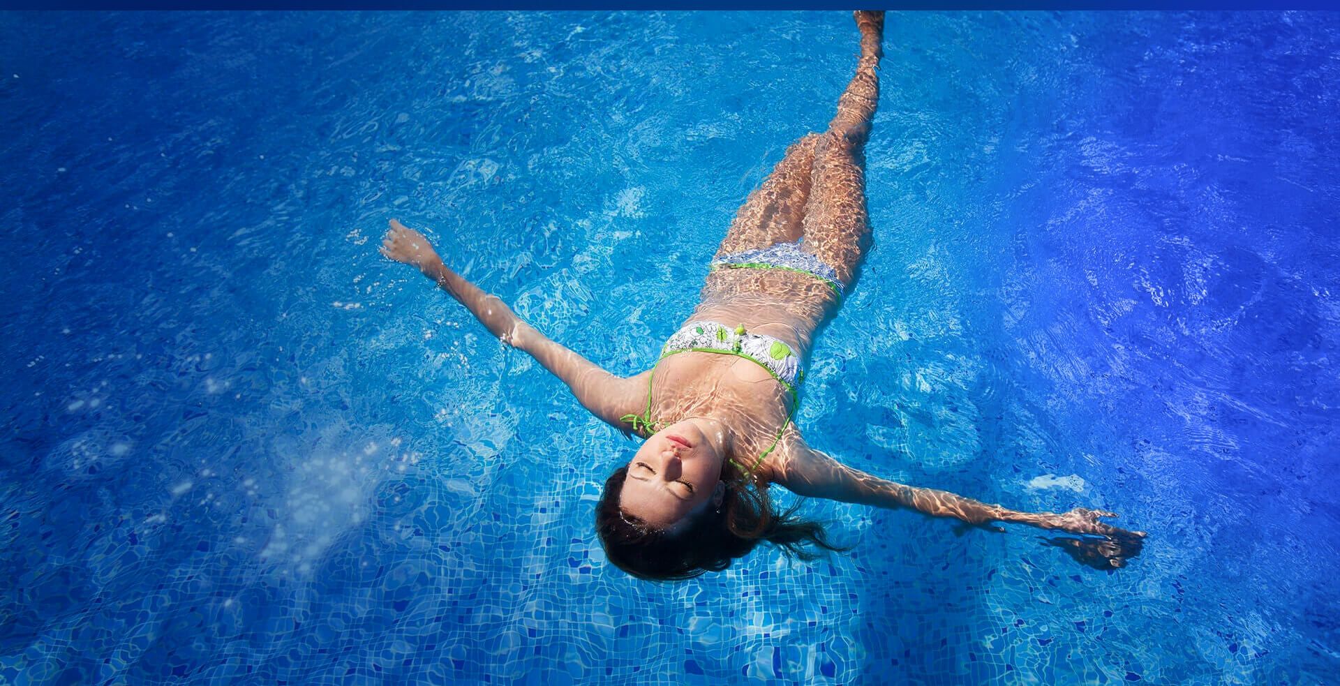 Eine Frau entspannt sich im Pool